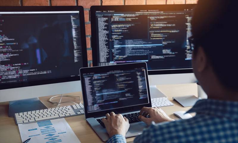 数据科学选型：R与Python如何赋能恭城网站建设？